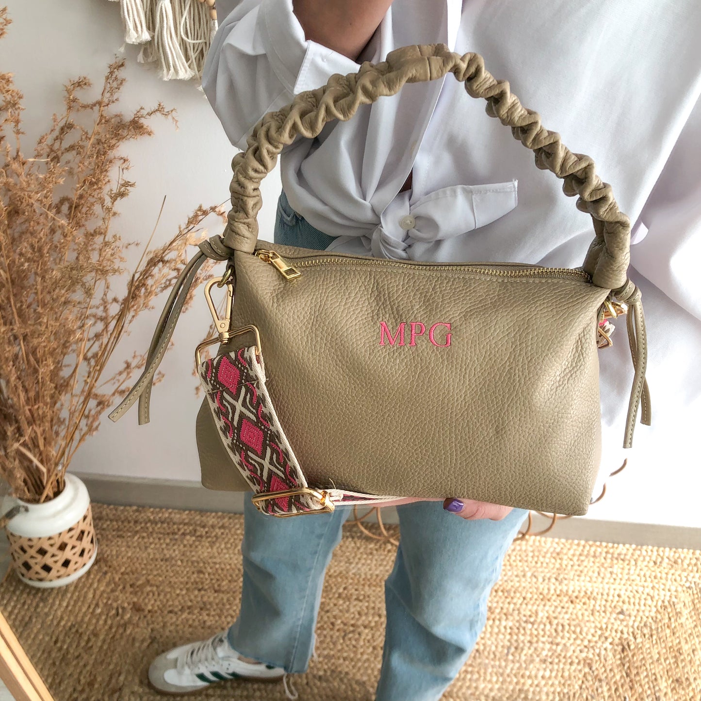 Bolso piel asas fruncidas taupe iniciales bordadas