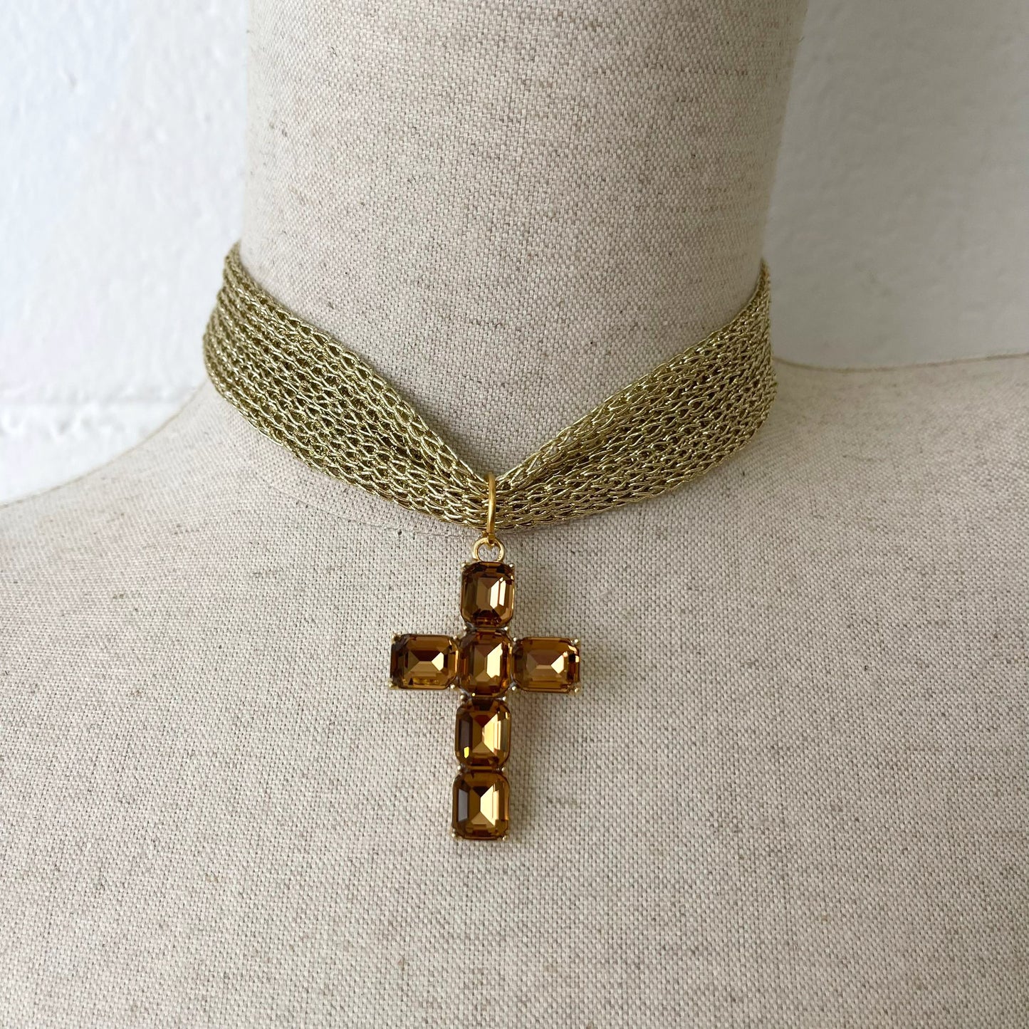 COLLAR CRUZ CON MALLA METALIZADA