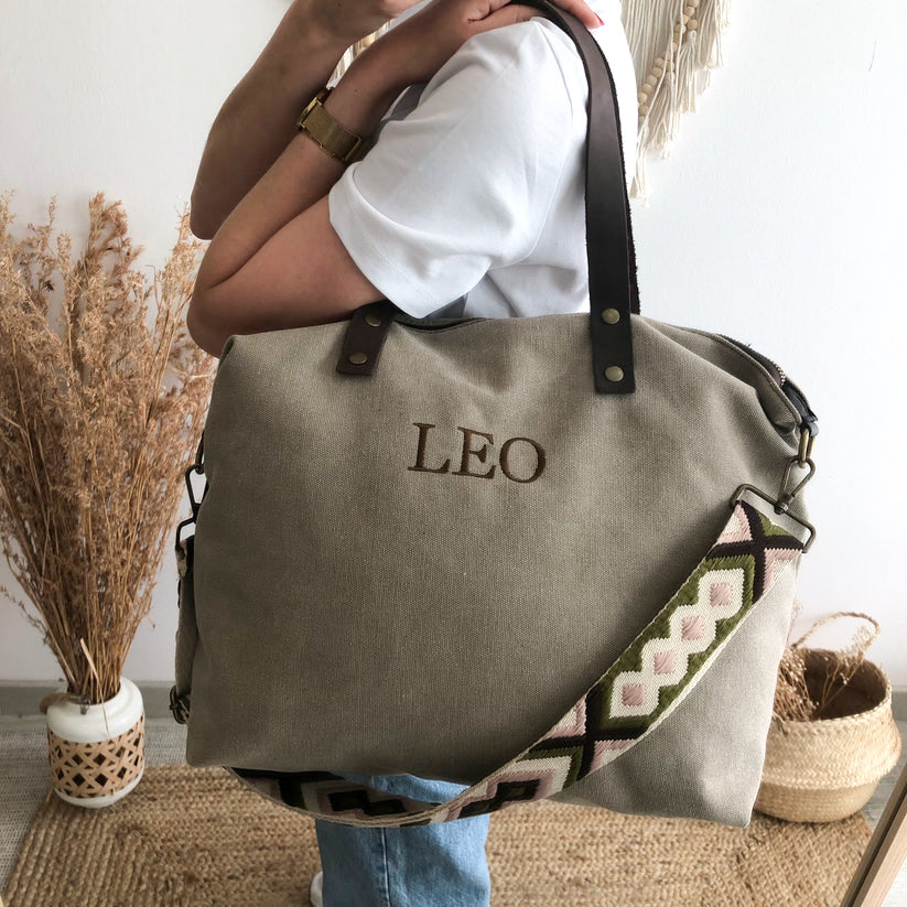 Bolso taupe loneta iniciales bordadas con correa étnica