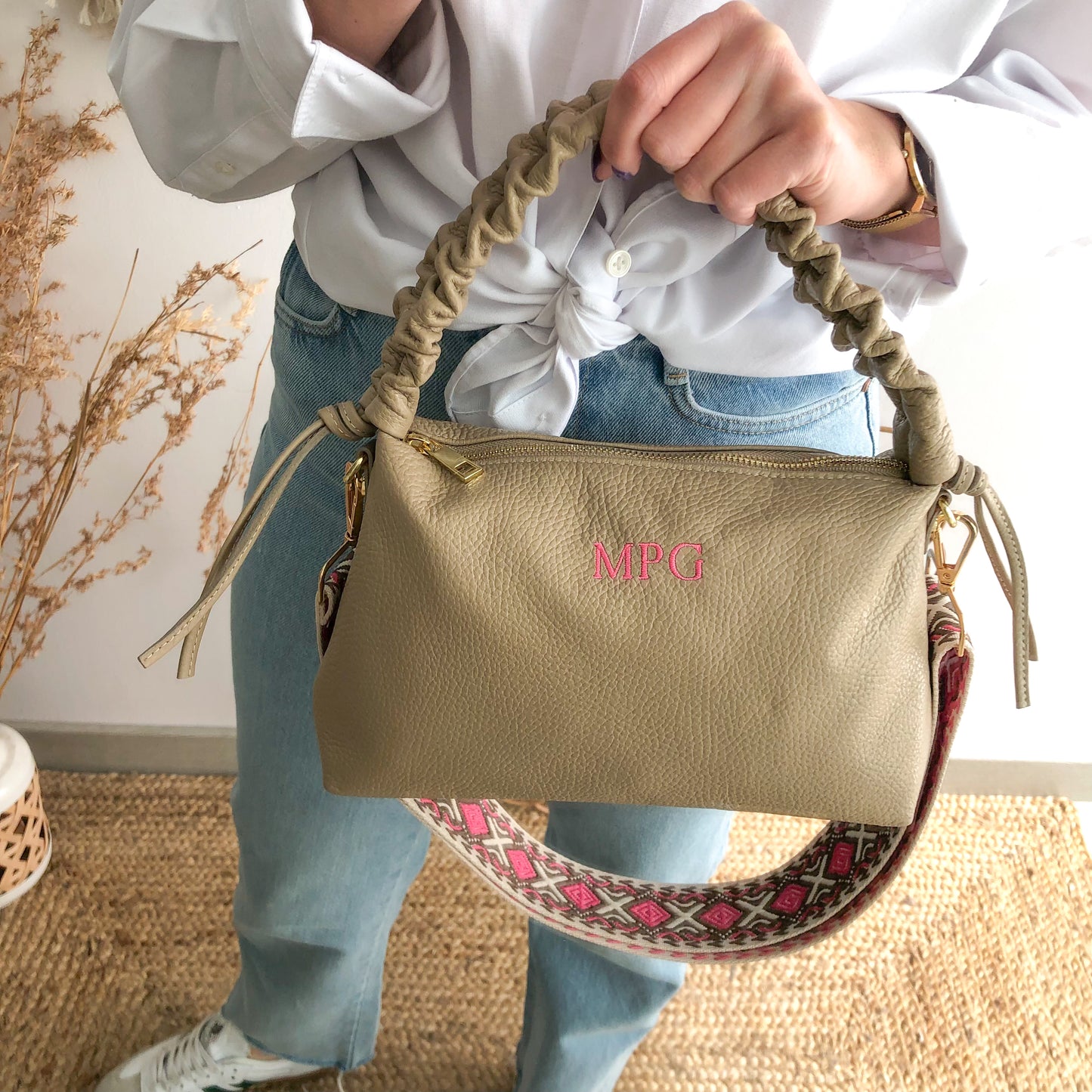 Bolso piel asas fruncidas taupe iniciales bordadas