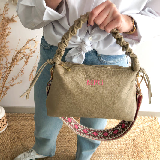 Bolso piel asas fruncidas taupe iniciales bordadas
