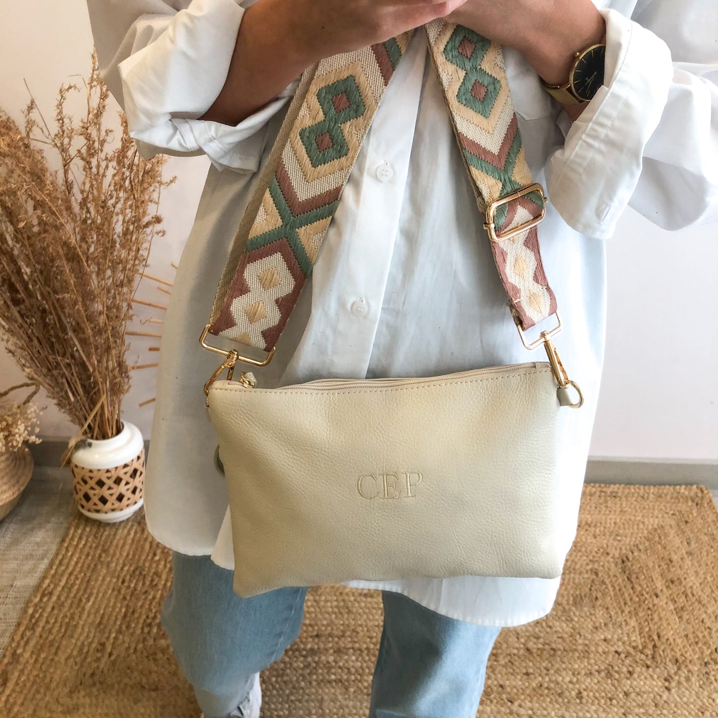 Bolso piel bandolera iniciales bordadas beige