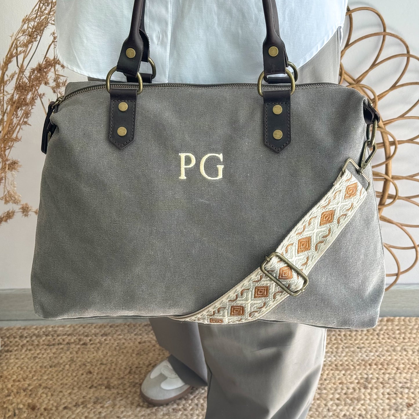 Bolso combinado loneta y piel gris iniciales bordadas con correa étnica