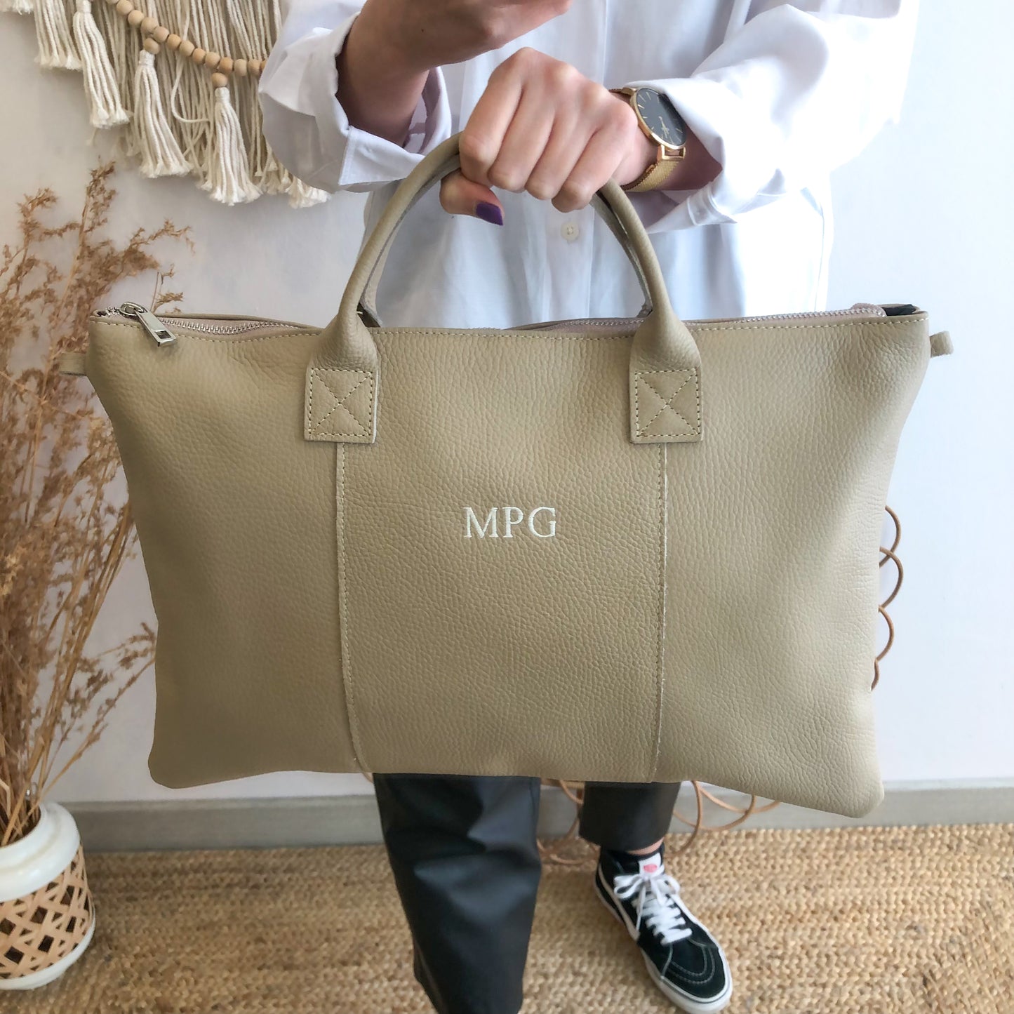 Bolso para portatil piel taupe iniciales bordadas