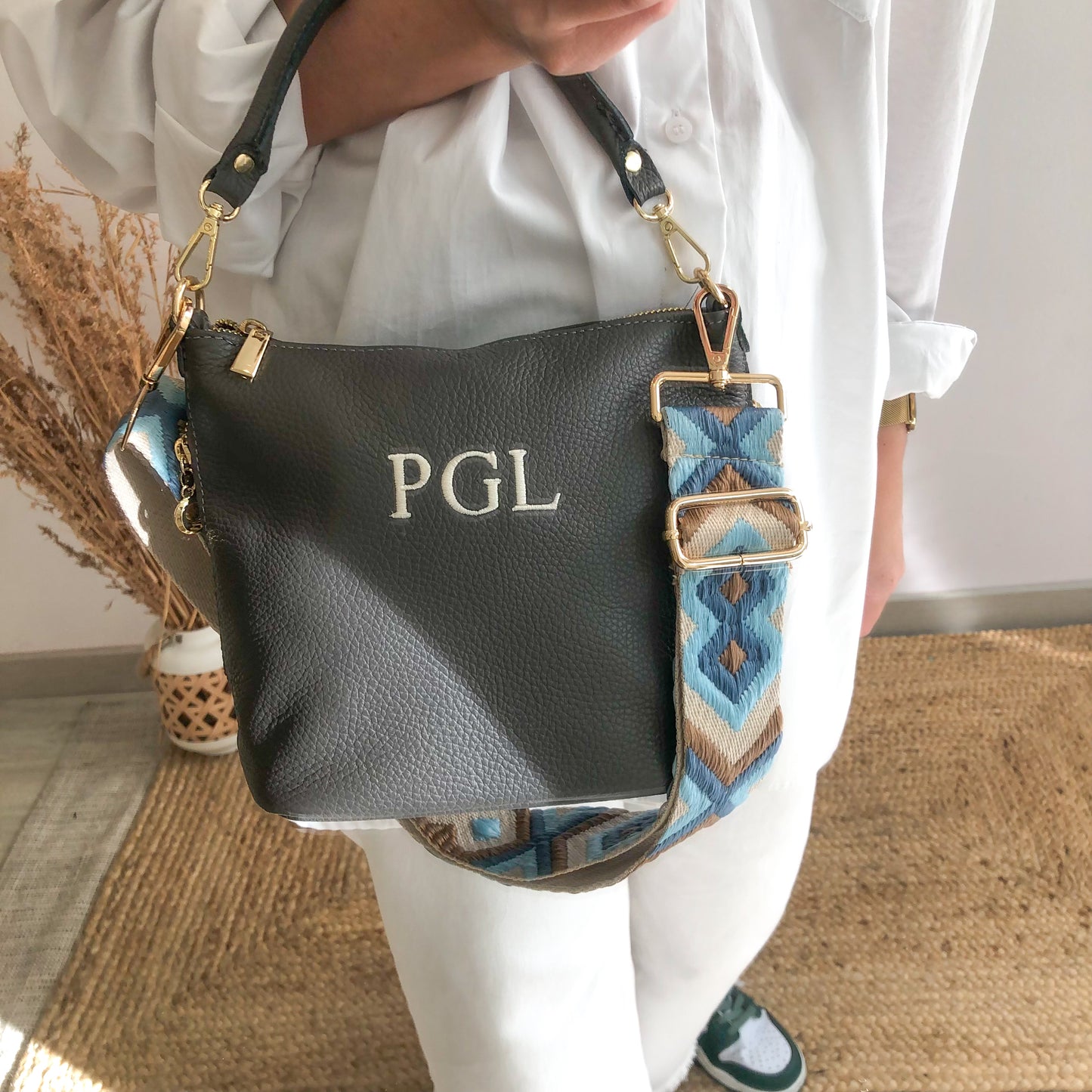 Bolso cremalleras piel gris iniciales bordadas