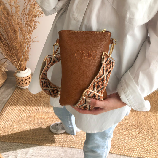 Porta móvil piel camel iniciales bordadas