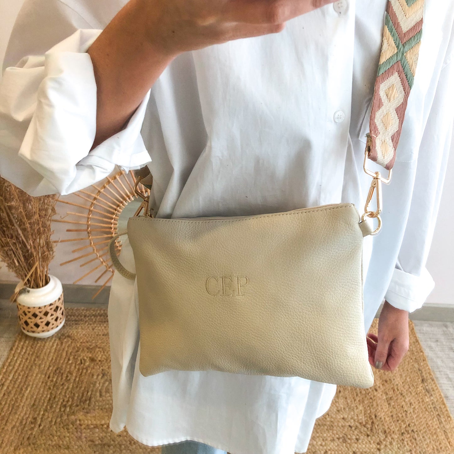 Bolso piel bandolera iniciales bordadas beige