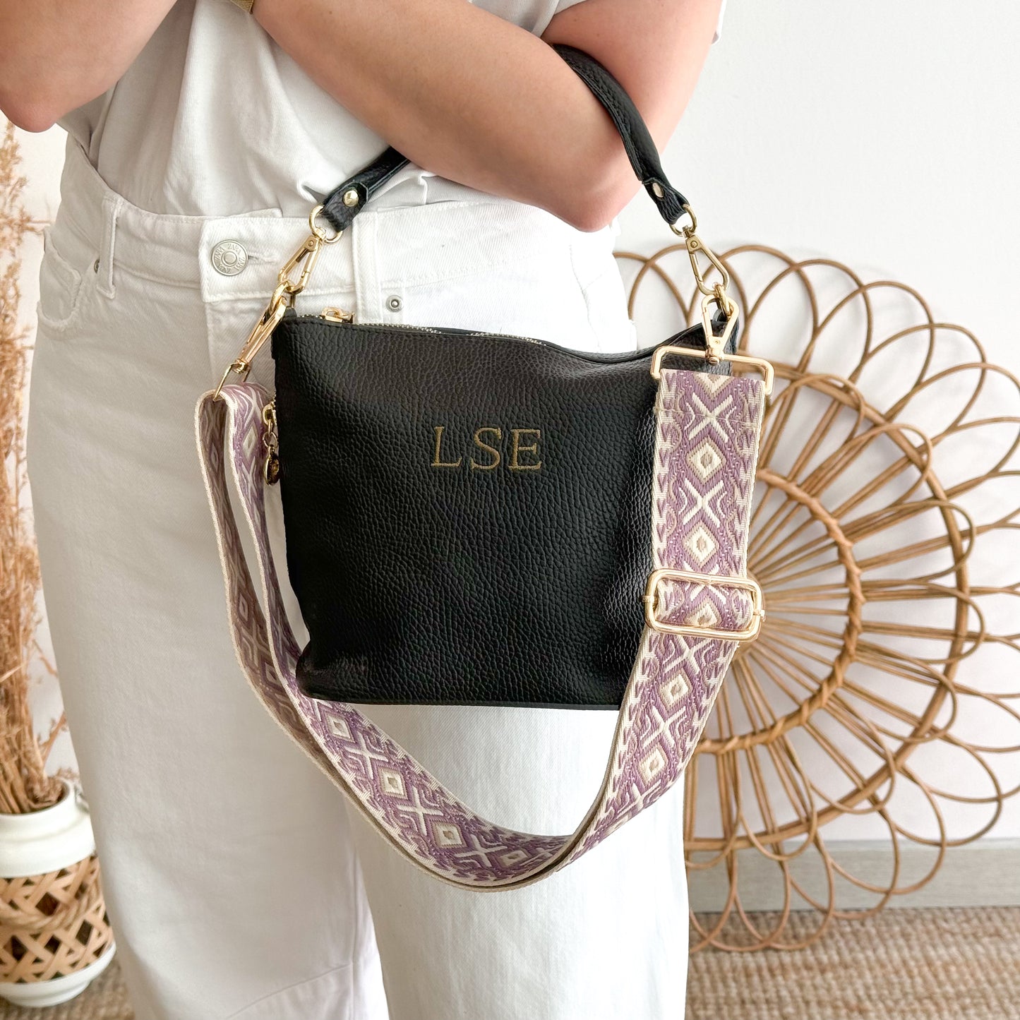 Bolso cremalleras piel negro iniciales bordadas