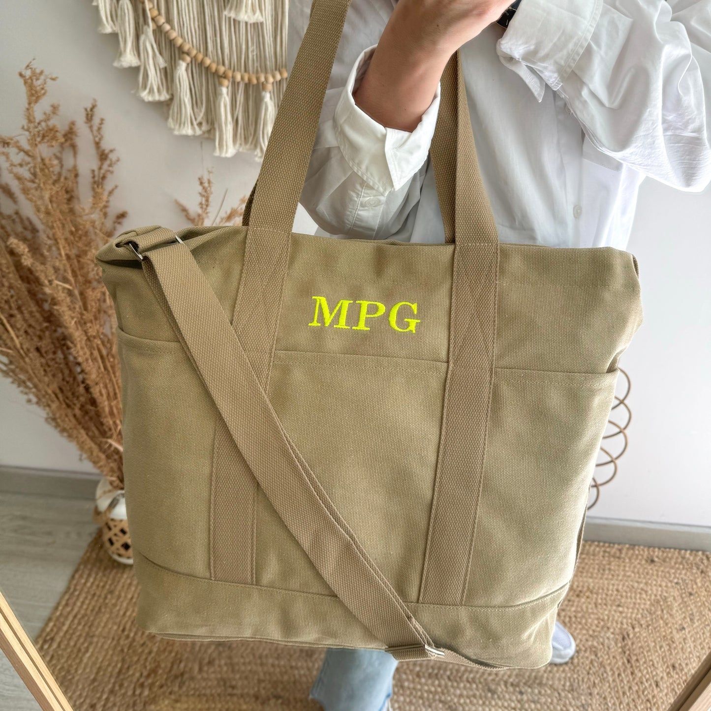 Bolso tote bolsillos beige iniciales bordadas