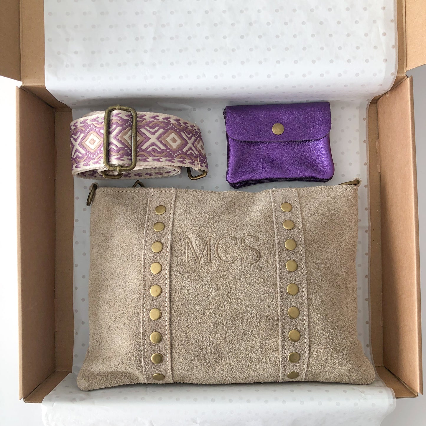 PACK REGALO BANDOLERA TACHUELAS ANTE BEIGE PERSONALIZADO