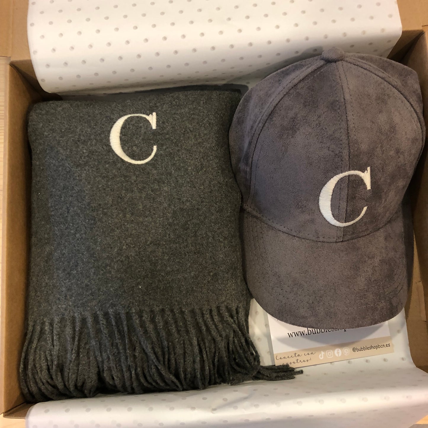 Pack regalo bufanda y gorra gris personalizadas