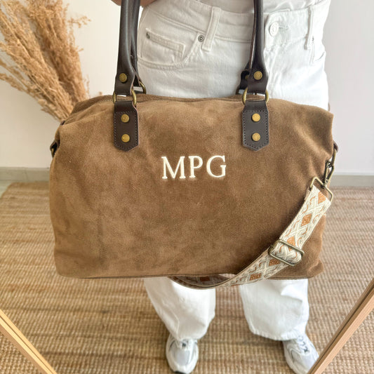 Bolso combinado ante y piel taupe oscuro iniciales bordadas con correa étnica