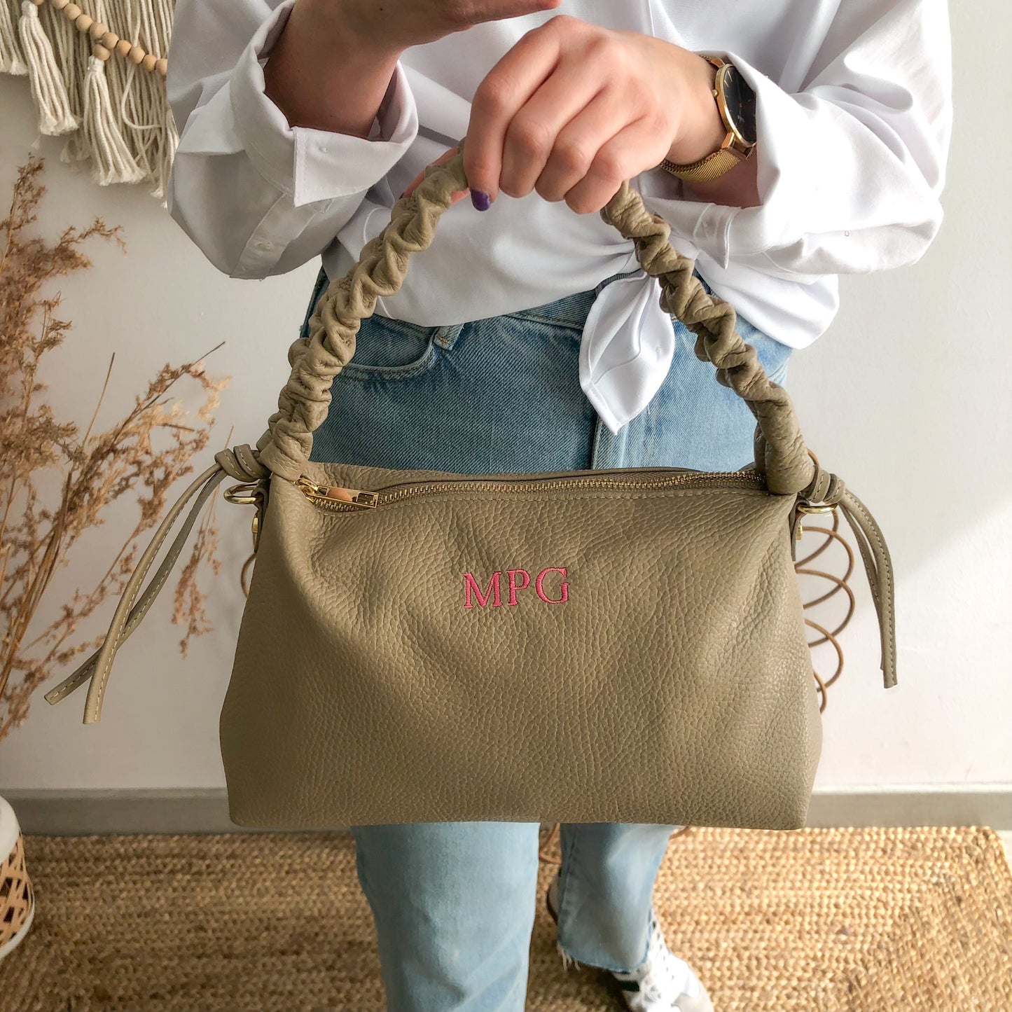 Bolso piel asas fruncidas taupe iniciales bordadas