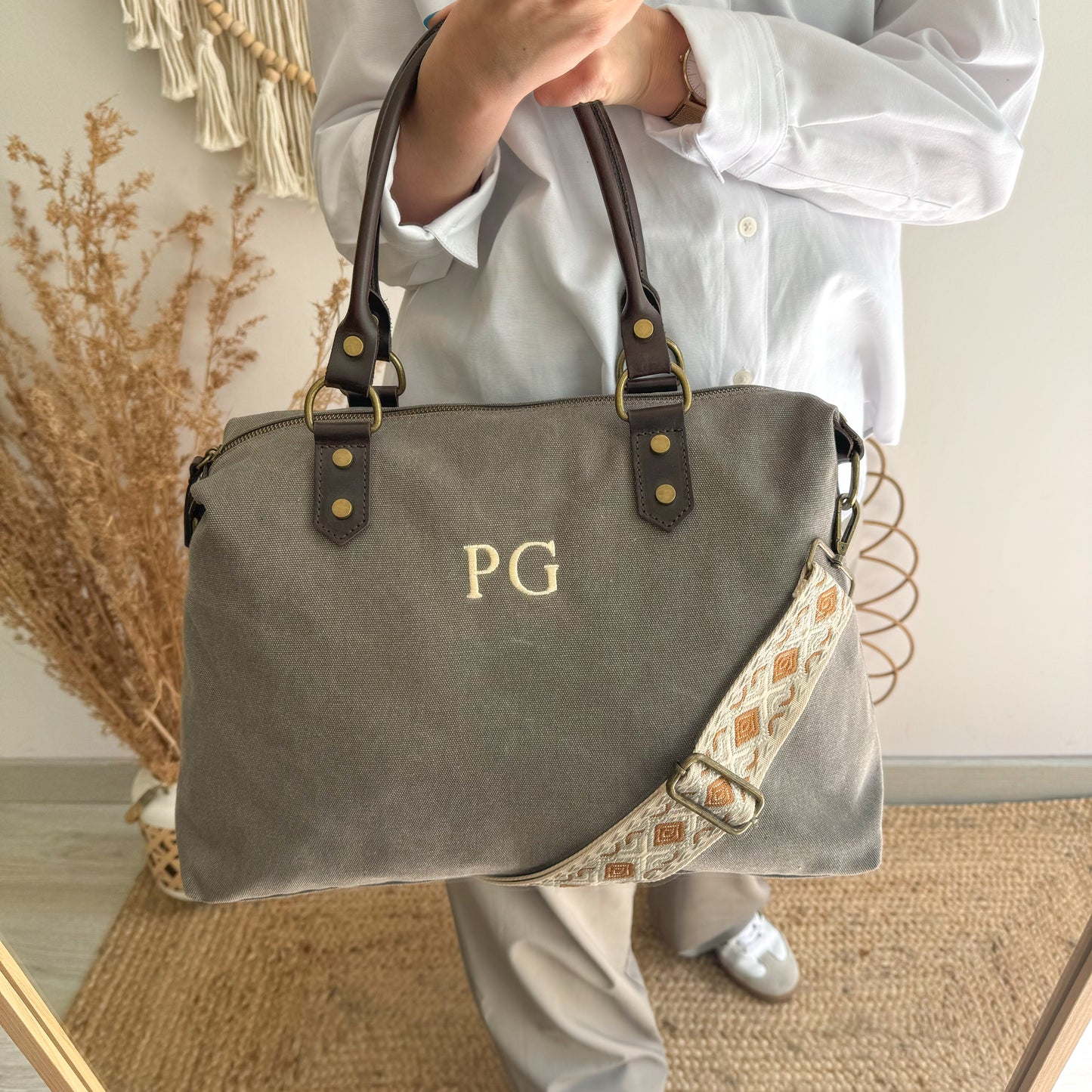 Bolso combinado loneta y piel gris iniciales bordadas con correa étnica
