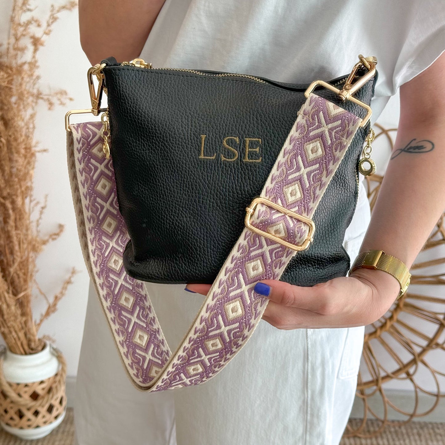 Bolso cremalleras piel negro iniciales bordadas