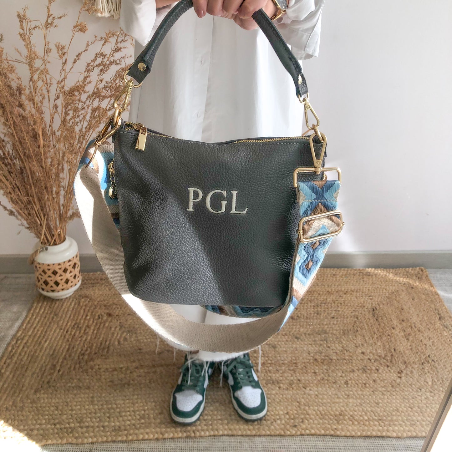 Bolso cremalleras piel gris iniciales bordadas