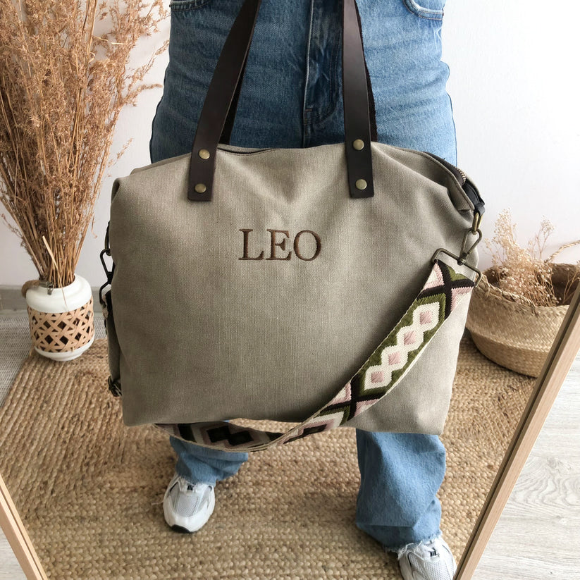 Bolso taupe loneta iniciales bordadas con correa étnica