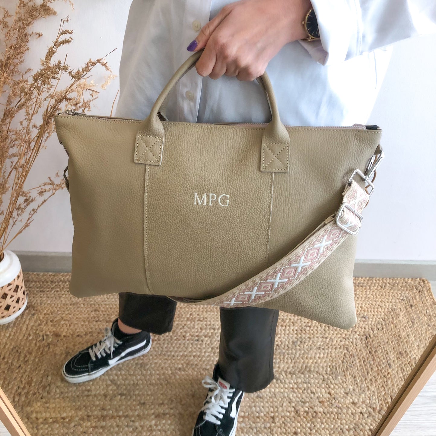 Bolso para portatil piel taupe iniciales bordadas