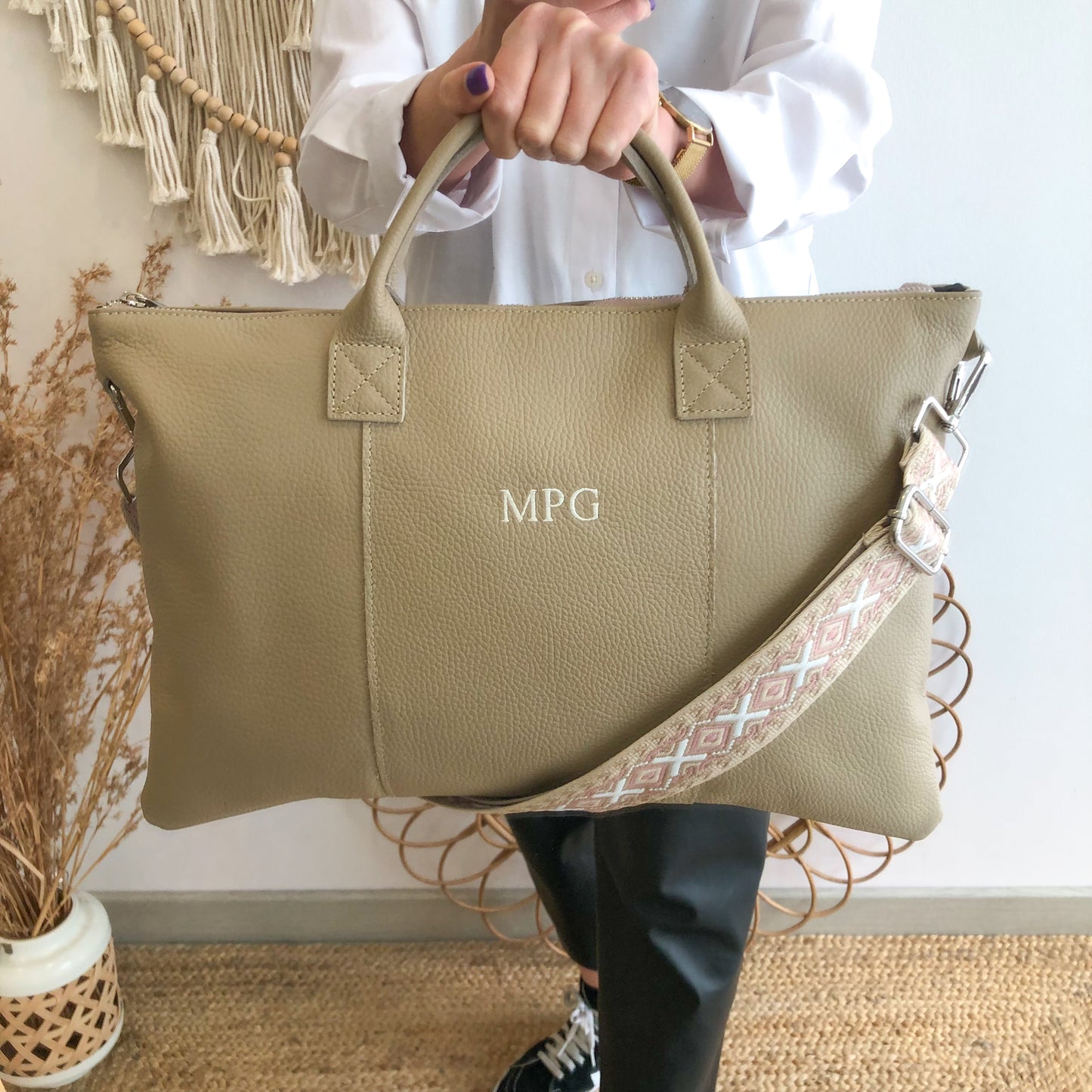 Bolso para portatil piel taupe iniciales bordadas