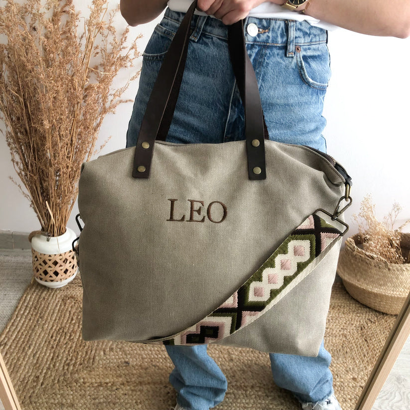 Bolso taupe loneta iniciales bordadas con correa étnica