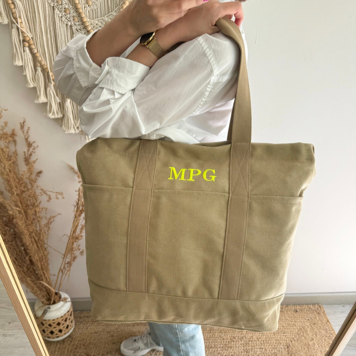 Bolso tote bolsillos beige iniciales bordadas