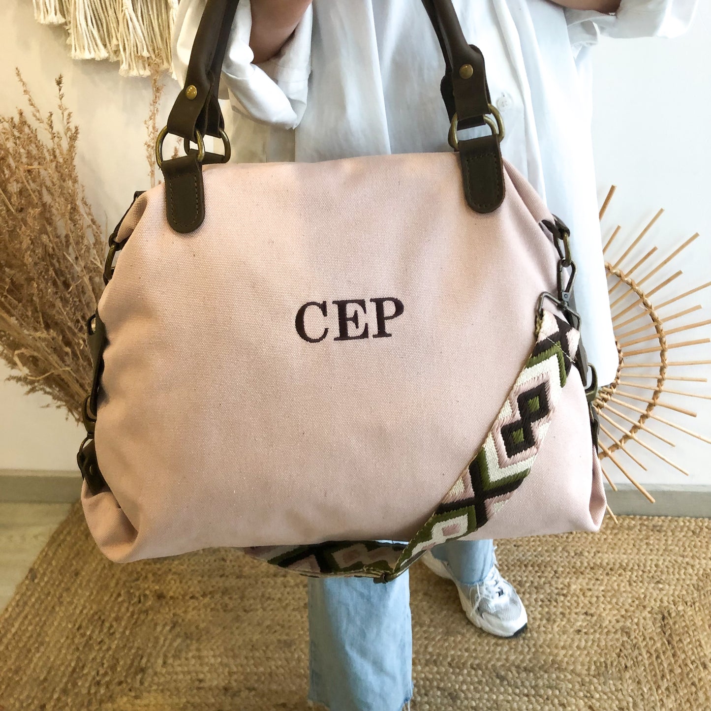 Bolso loneta y piel rosa iniciales bordadas con correa étnica