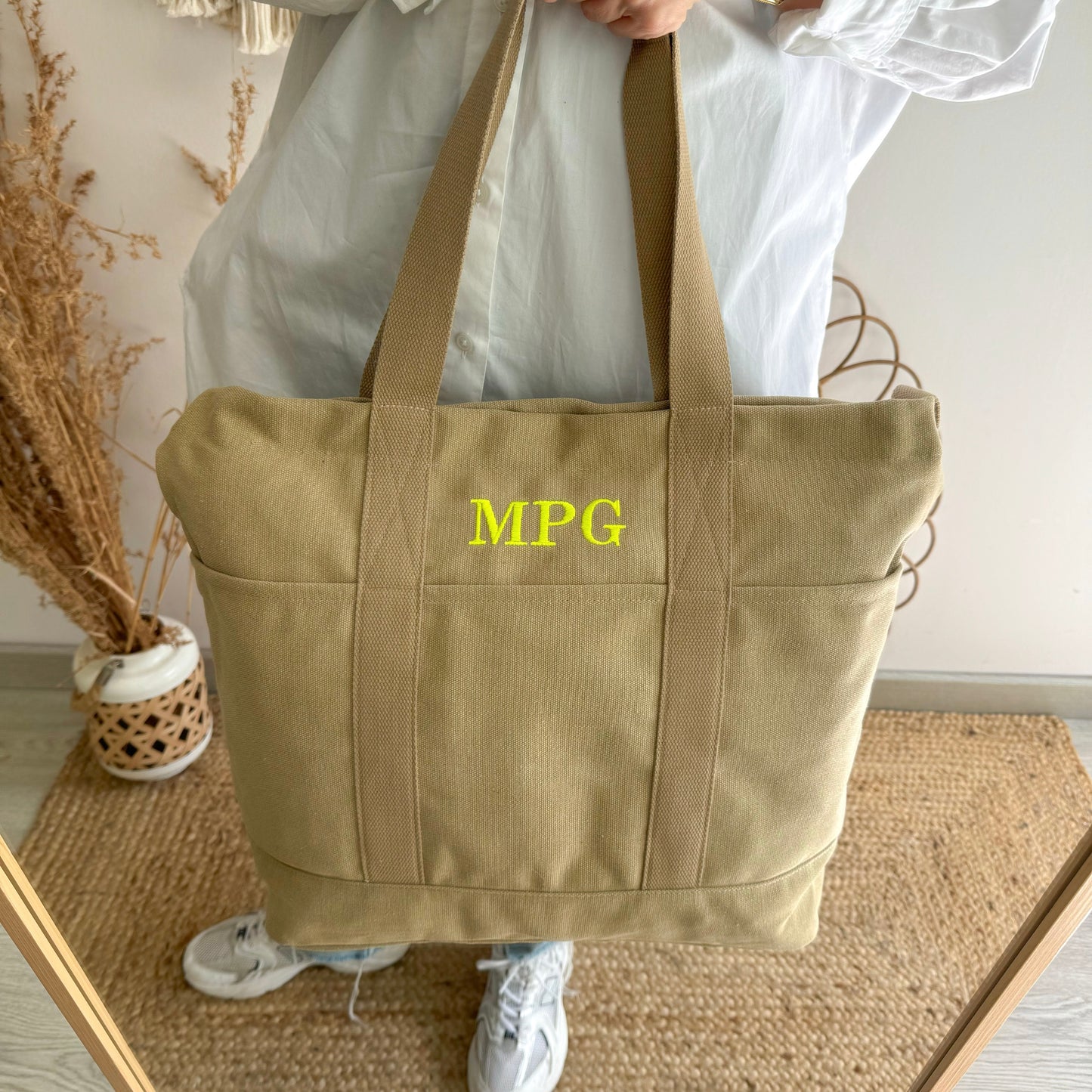 Bolso tote bolsillos beige iniciales bordadas
