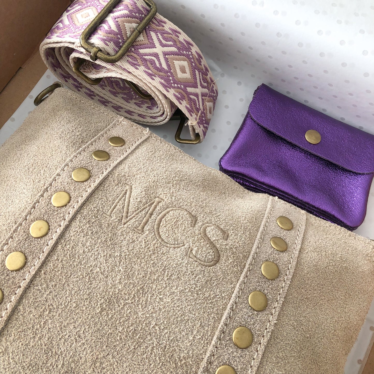 PACK REGALO BANDOLERA TACHUELAS ANTE BEIGE PERSONALIZADO