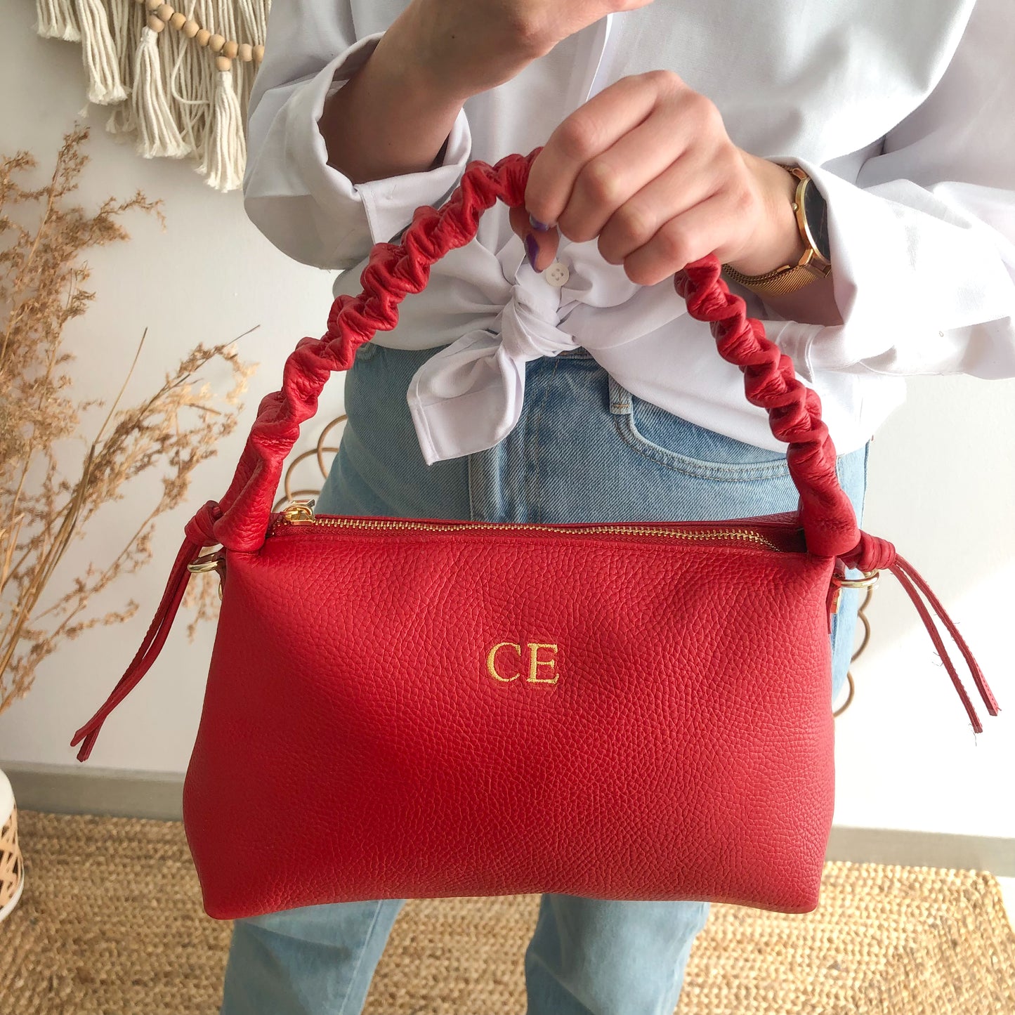 Bolso piel asas fruncidas rojo iniciales bordadas