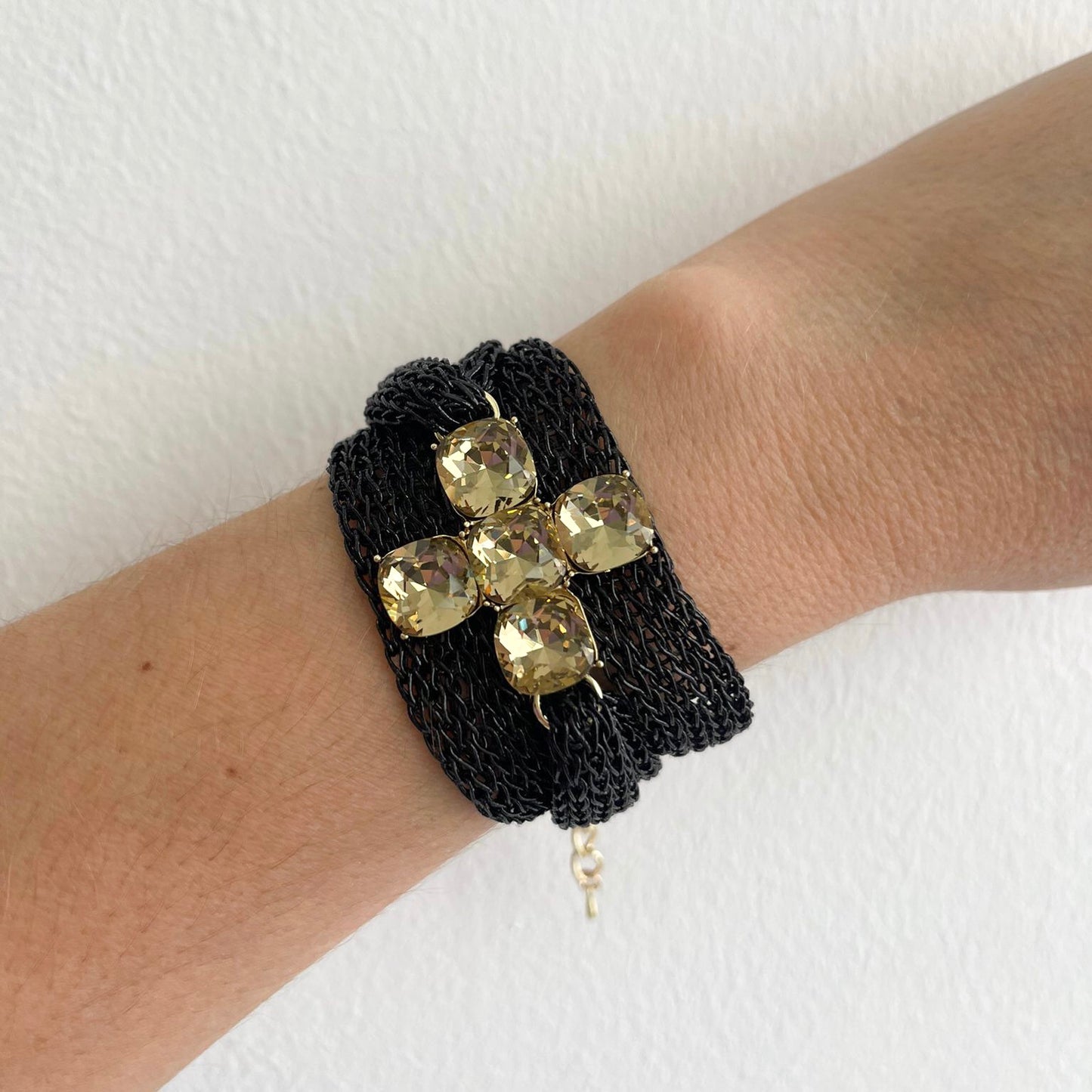 PULSERA CRUZ CUADRADA CON MALLA METALIZADA