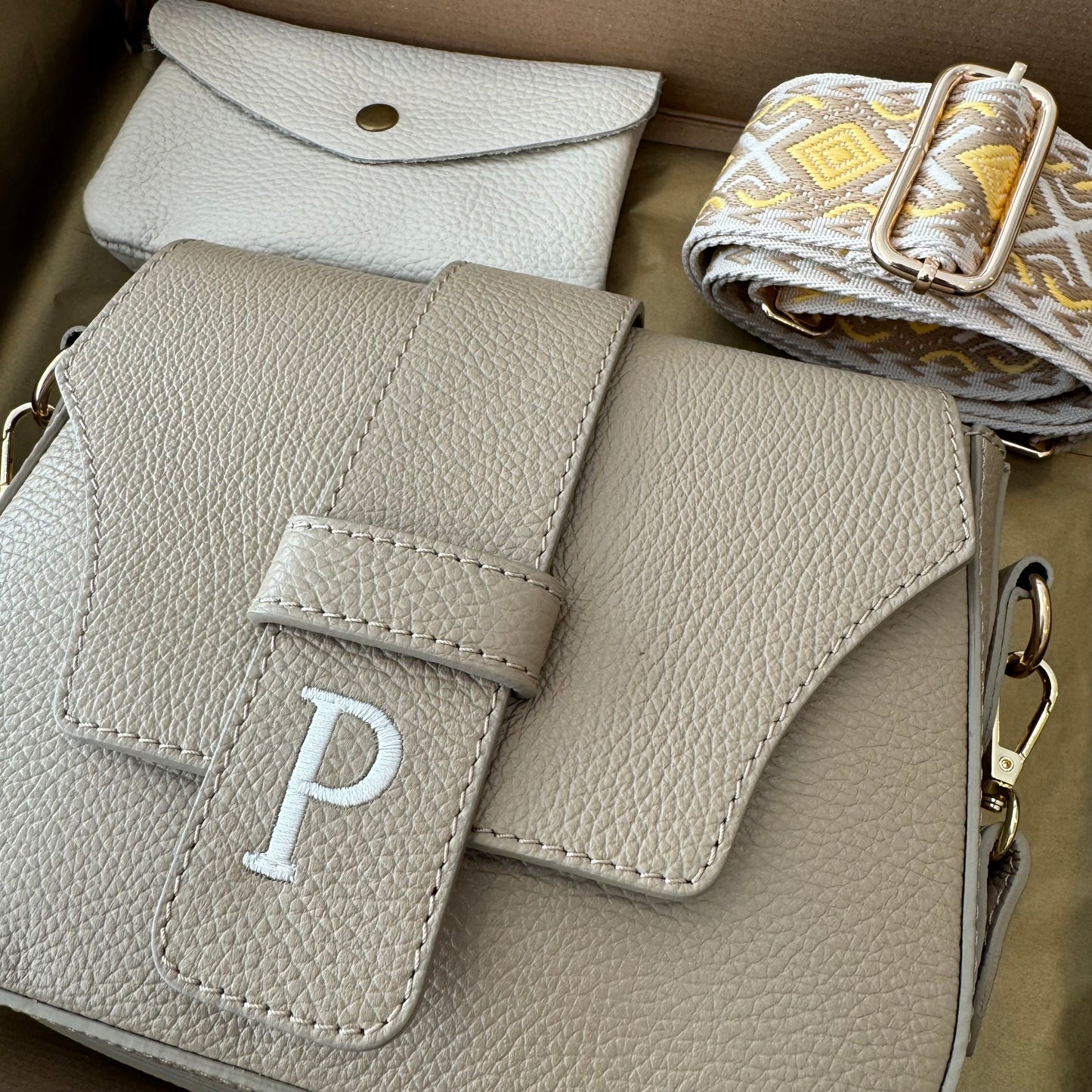 PACK REGALO BOLSO SOLAPA PIEL PERSONALIZADA TAUPE