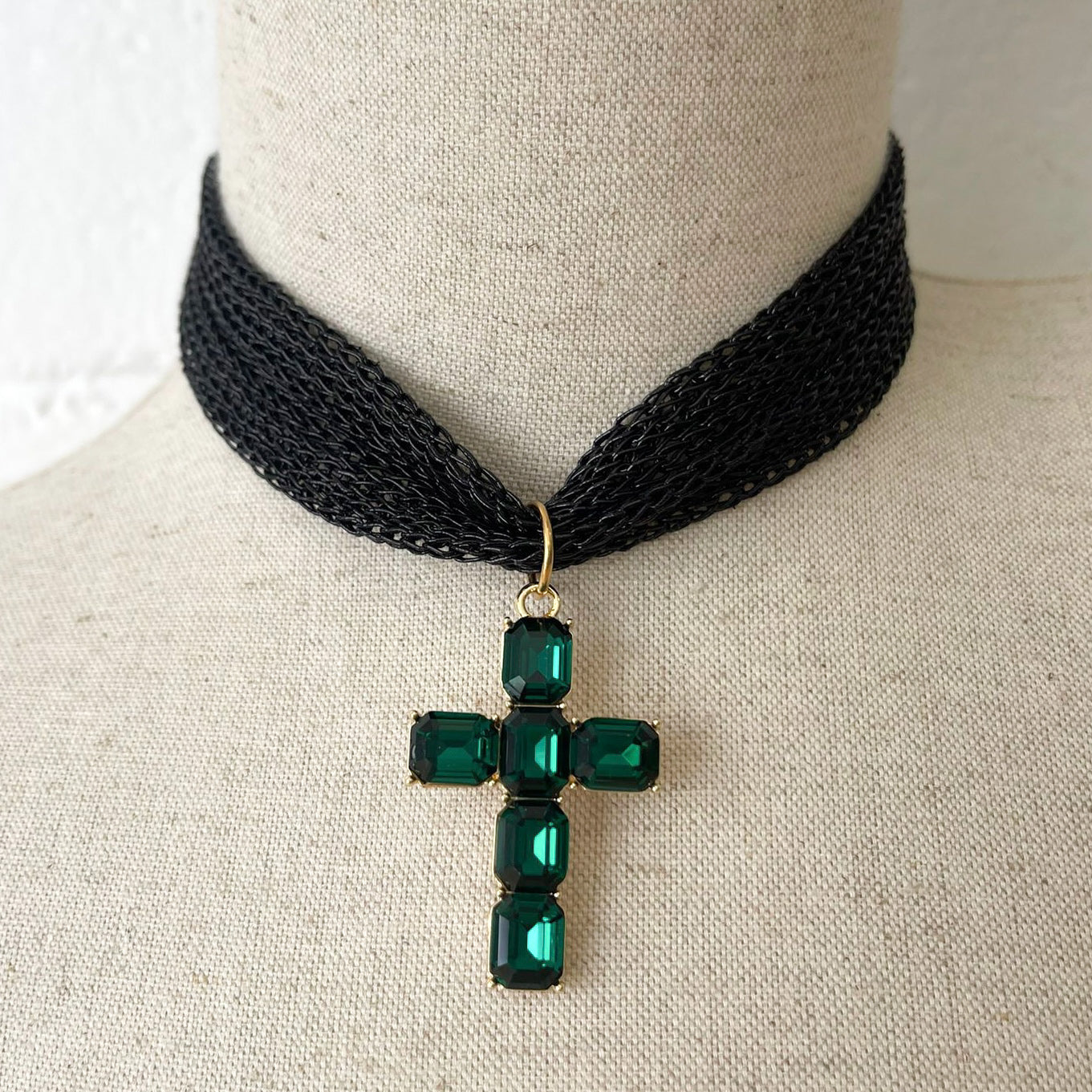 COLLAR CRUZ CON MALLA METALIZADA