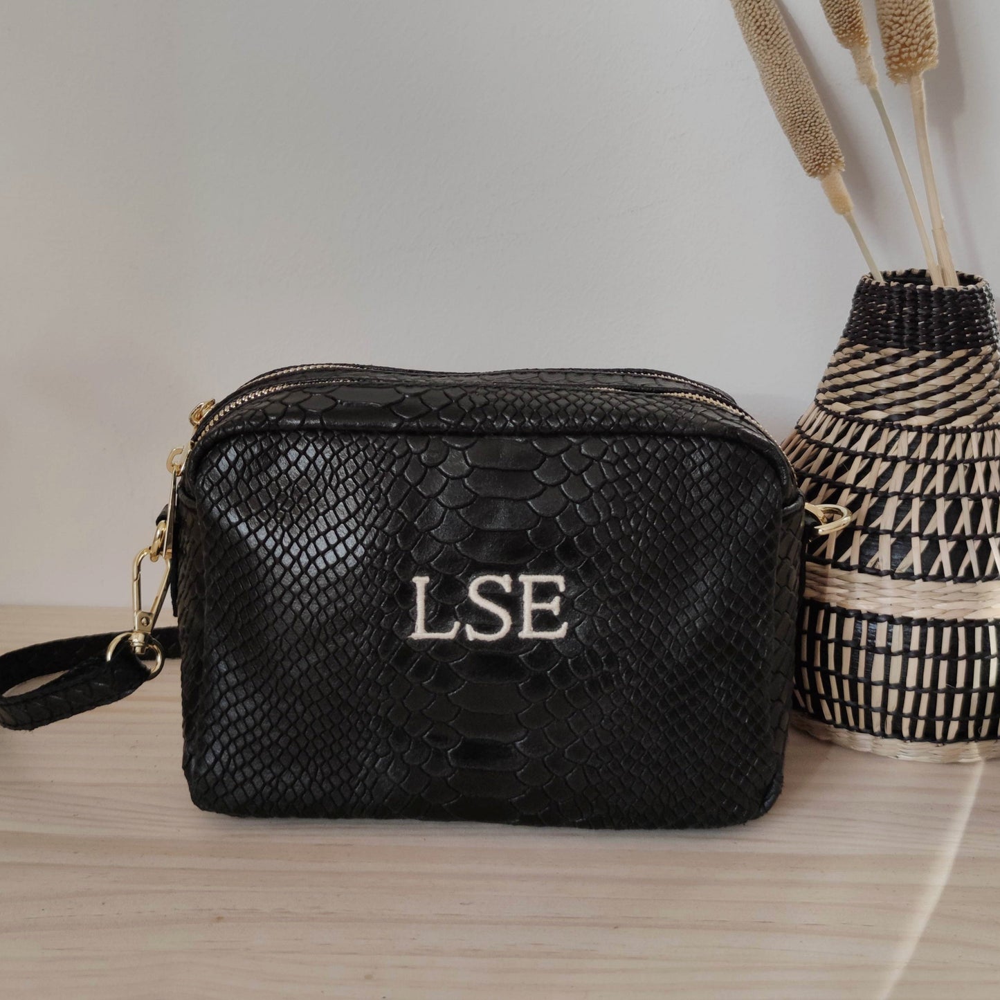 Bolso rectangular animal negro personalizado iniciales bordadas