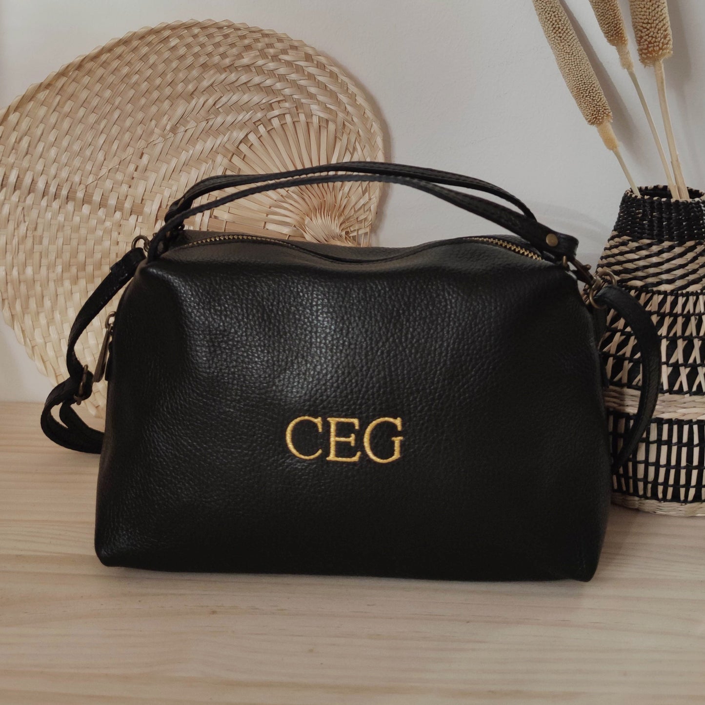 Bolso ovalado piel negro
