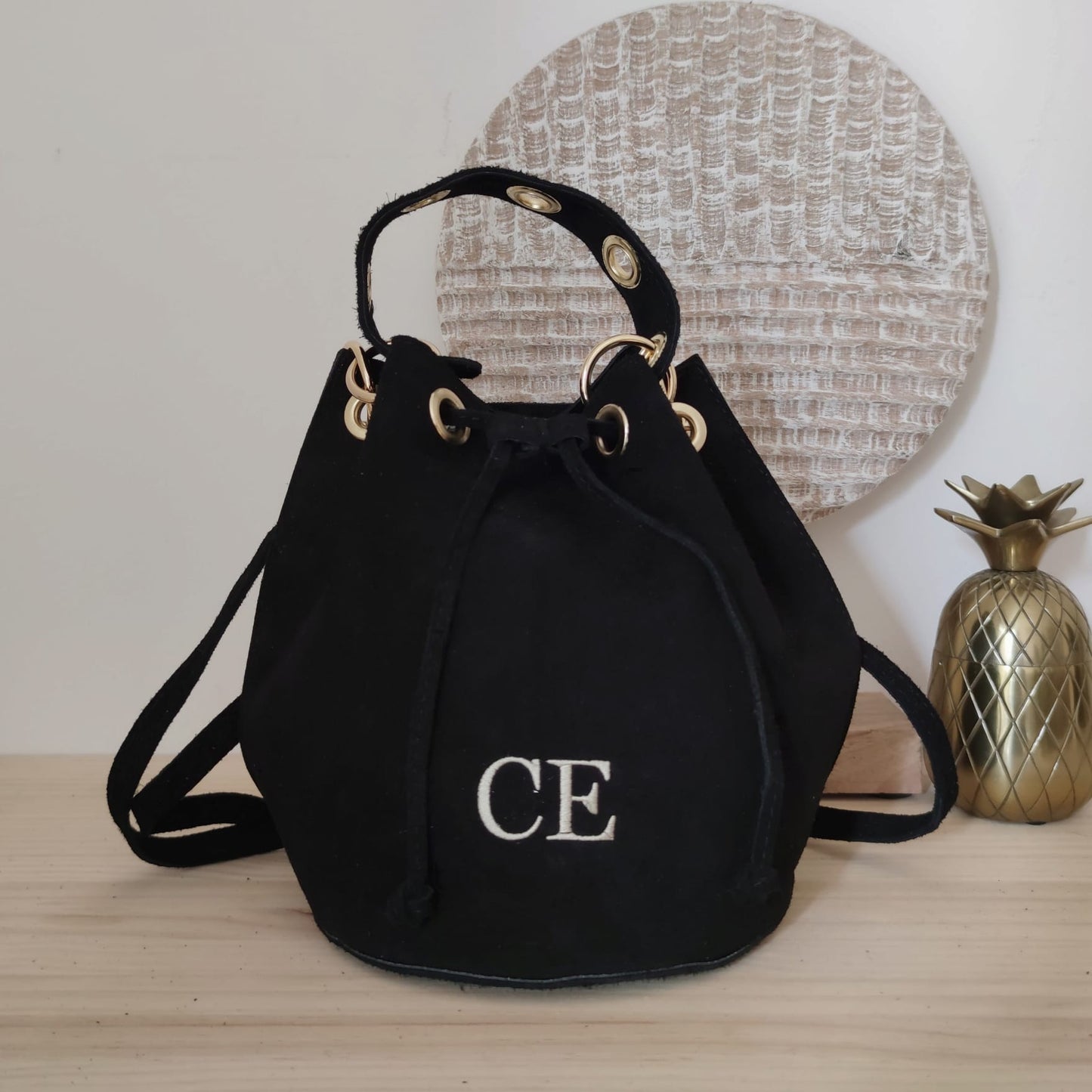 Bombonera serraje negro arandelas doradas iniciales bordadas