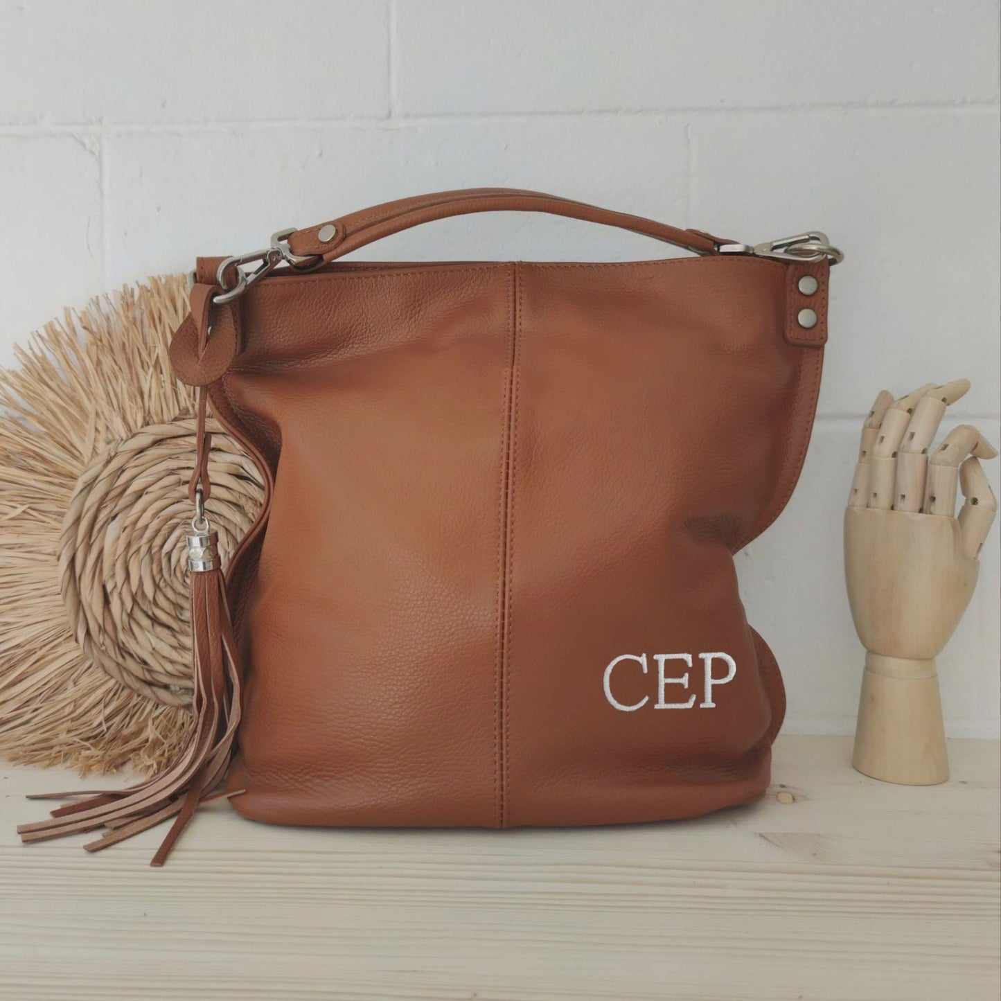 Bolso saco camel piel iniciales bordadas