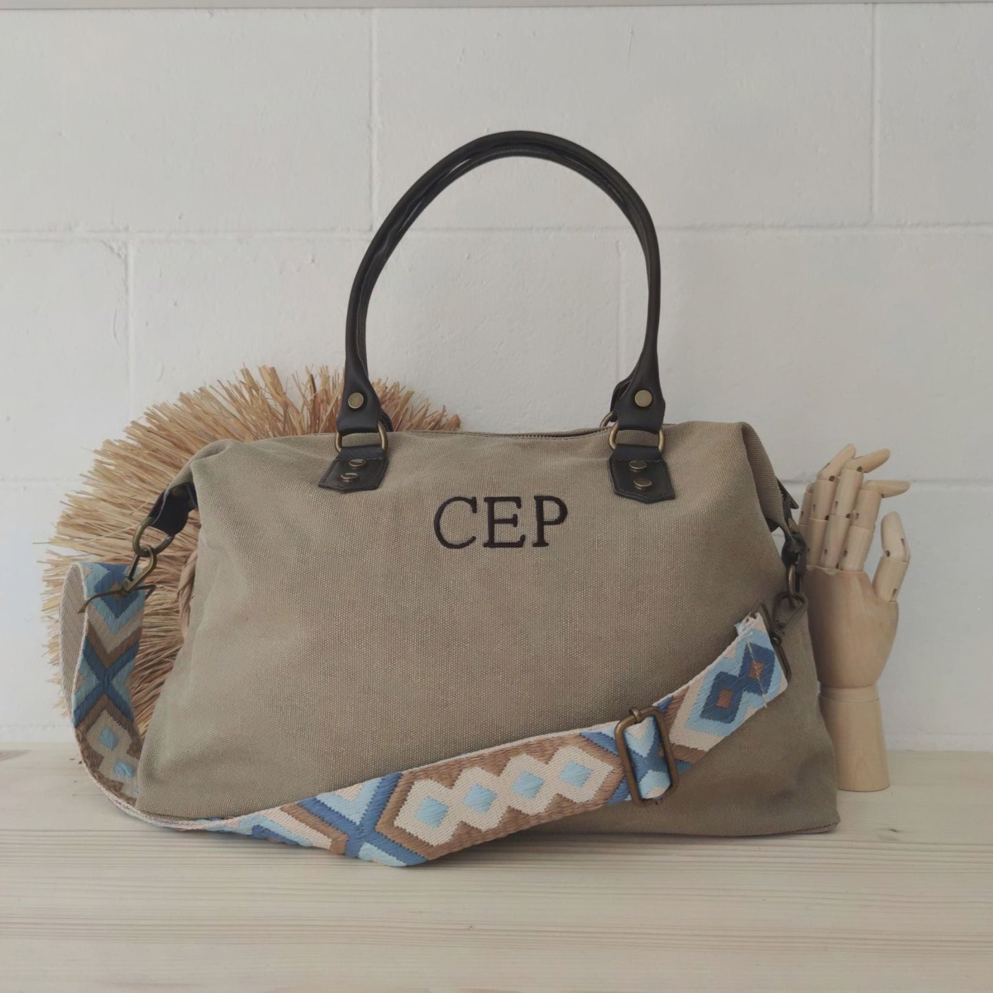 Bolso combinado loneta y piel taupe iniciales bordadas con correa étnica