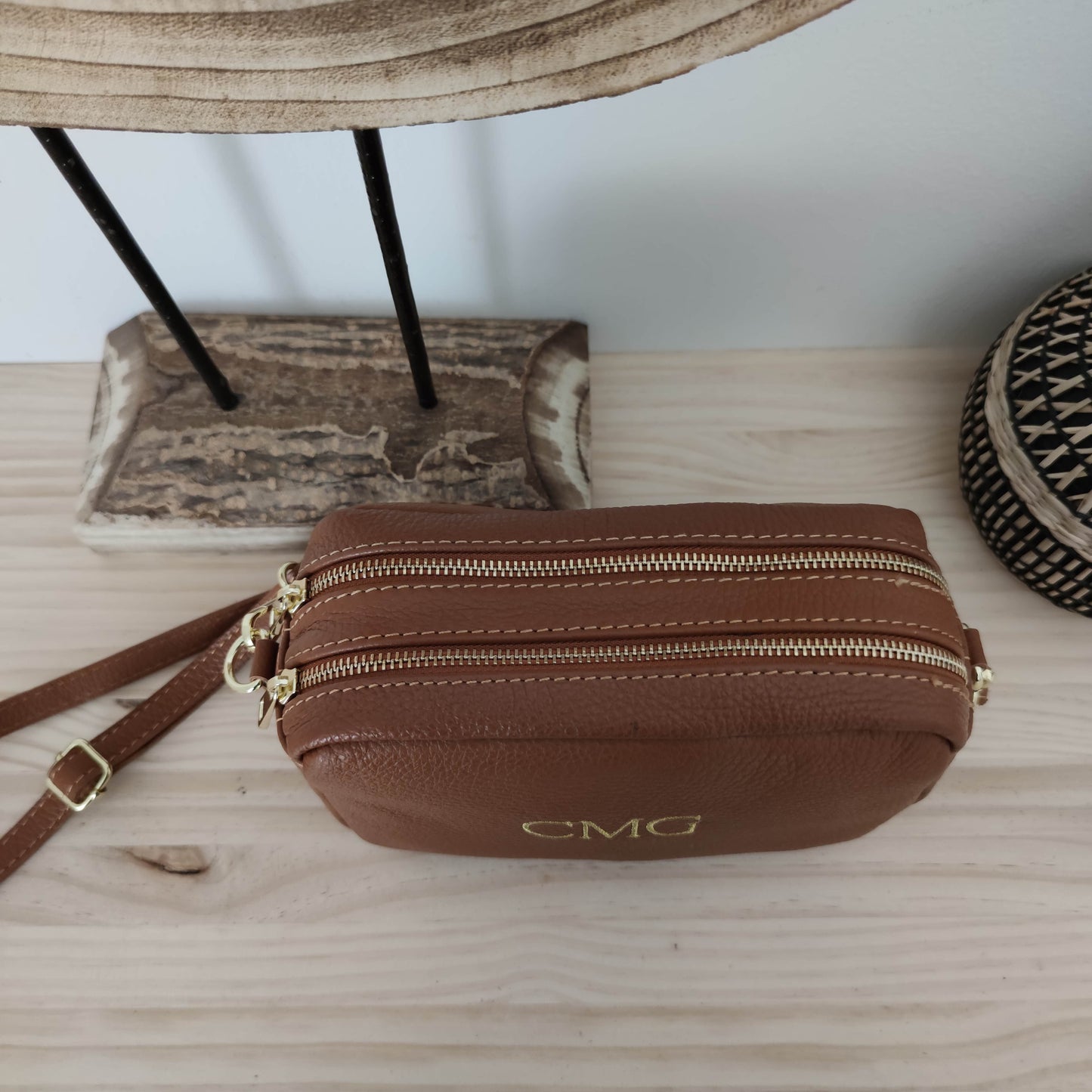 Bolso rectangular piel camel personalizado iniciales bordadas