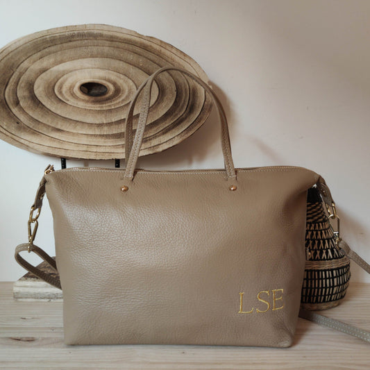 Bolso piel taupe iniciales bordadas