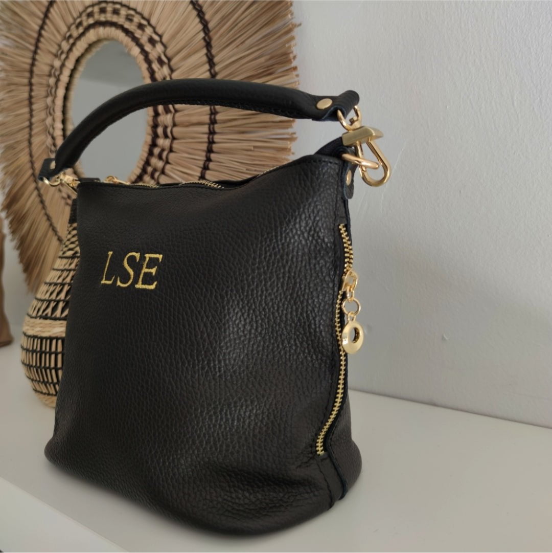 Bolso cremalleras piel negro iniciales bordadas
