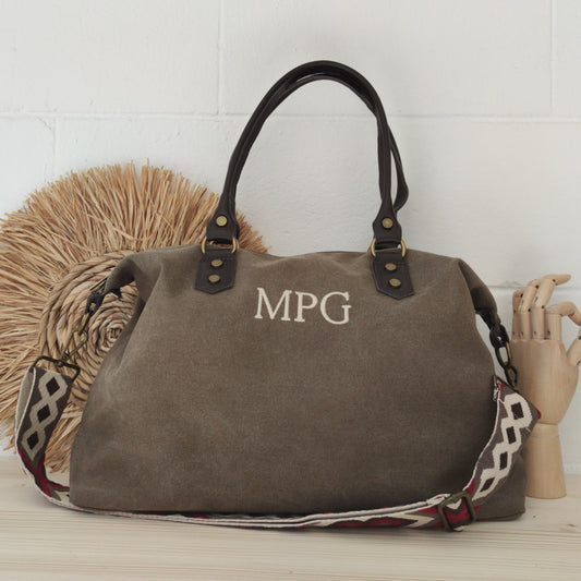 Bolso combinado loneta y piel taupe oscuro iniciales bordadas con correa étnica