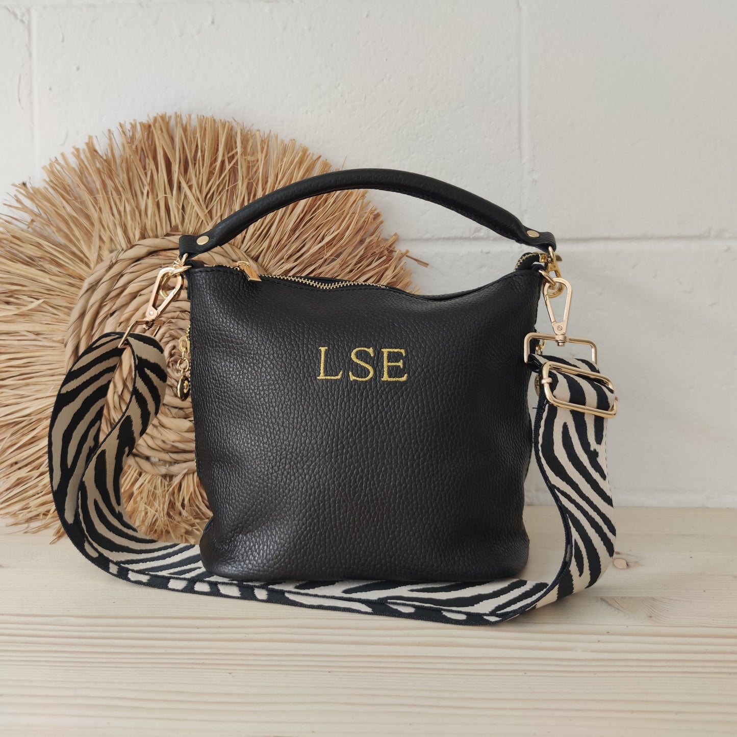 Bolso cremalleras piel negro iniciales bordadas