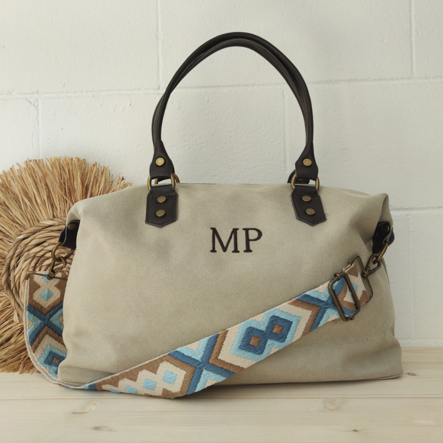 Bolso combinado loneta y piel beige iniciales bordadas con correa étnica