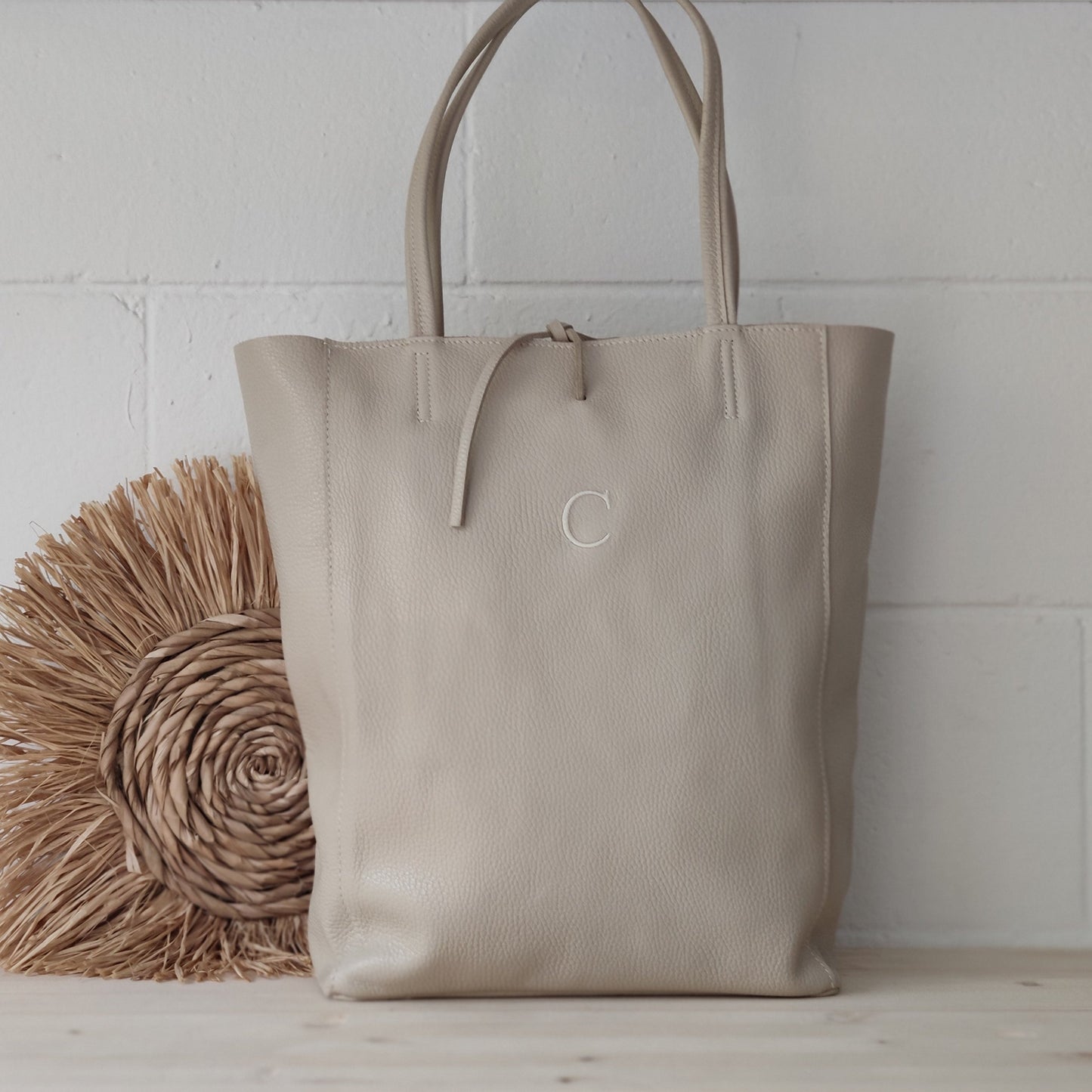 Bolso grande piel beige personalizado iniciales bordadas