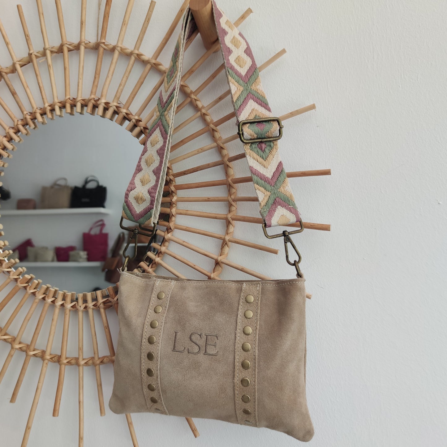 Bolso bandolera tachuelas serraje iniciales bordadas beige