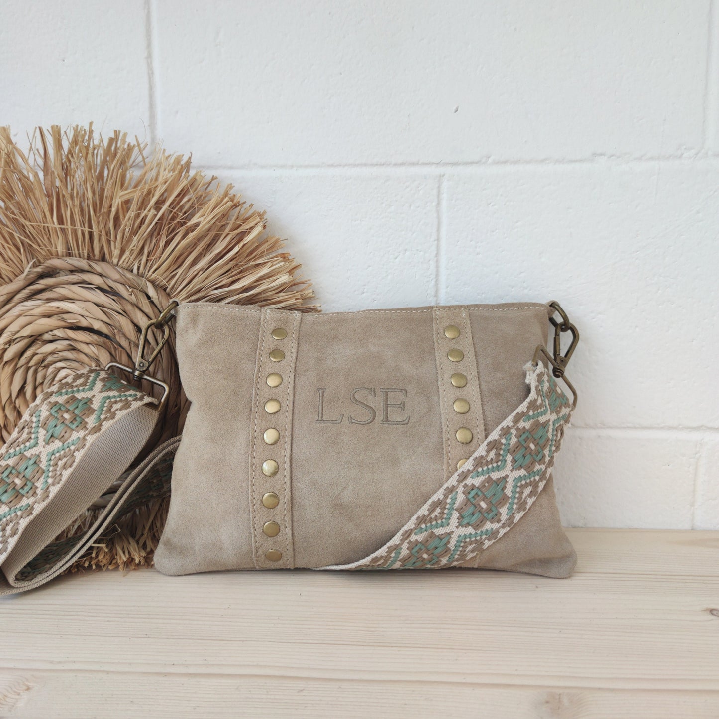 Bolso bandolera tachuelas serraje iniciales bordadas beige
