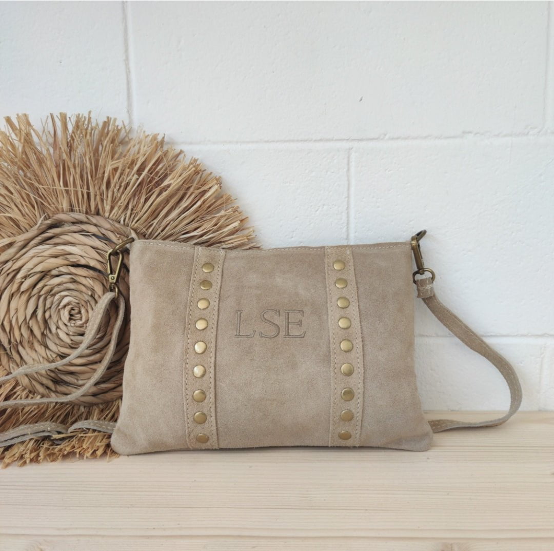 Bolso bandolera tachuelas serraje iniciales bordadas beige