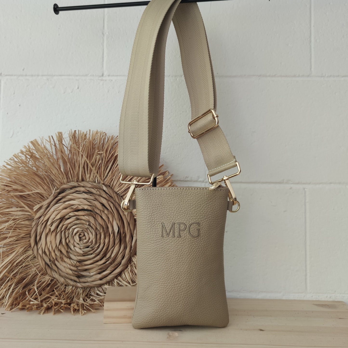 Porta móvil piel taupe iniciales bordadas