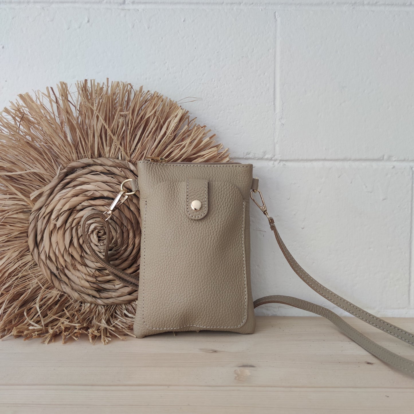 Porta móvil piel taupe iniciales bordadas