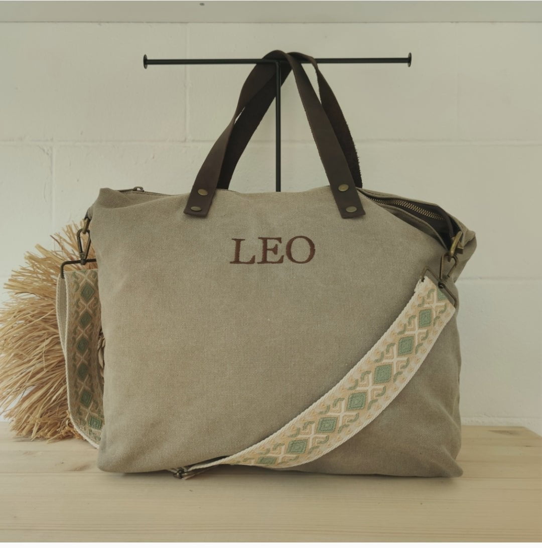 Bolso taupe loneta iniciales bordadas con correa étnica